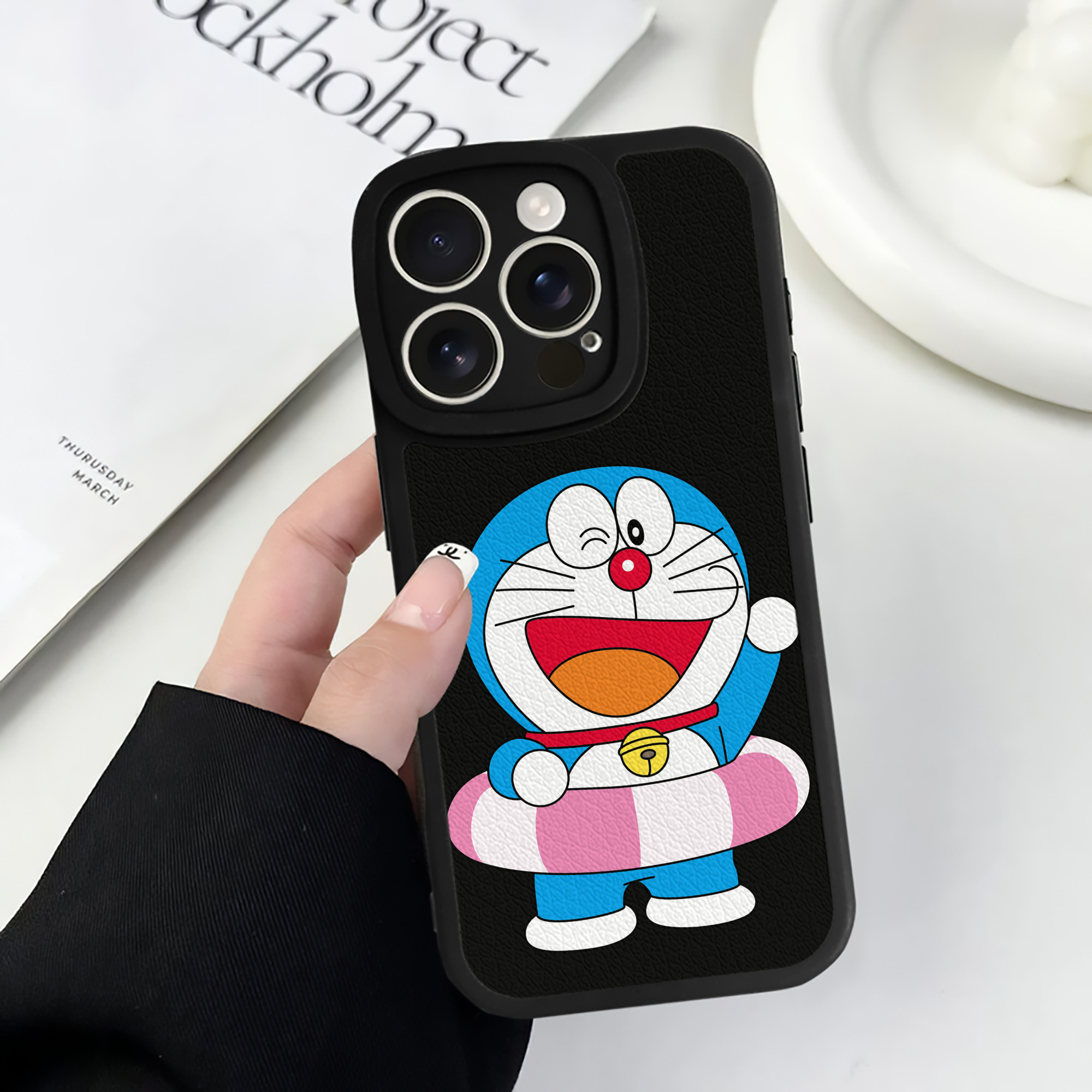 （画像用） ドラえもん Doraemon 【iPhone 16シリーズ対応】シリコンスマホケース（レザー調） 材質：シリコン